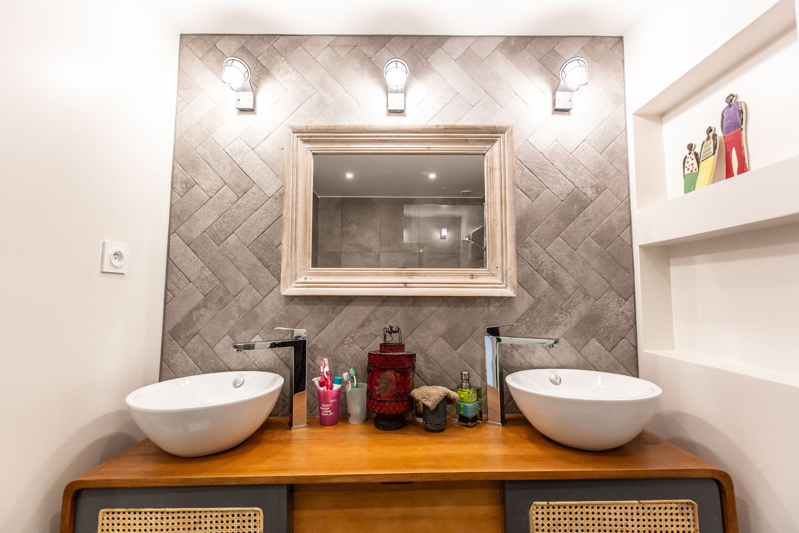 Vasque et miroir dans salle de bain
