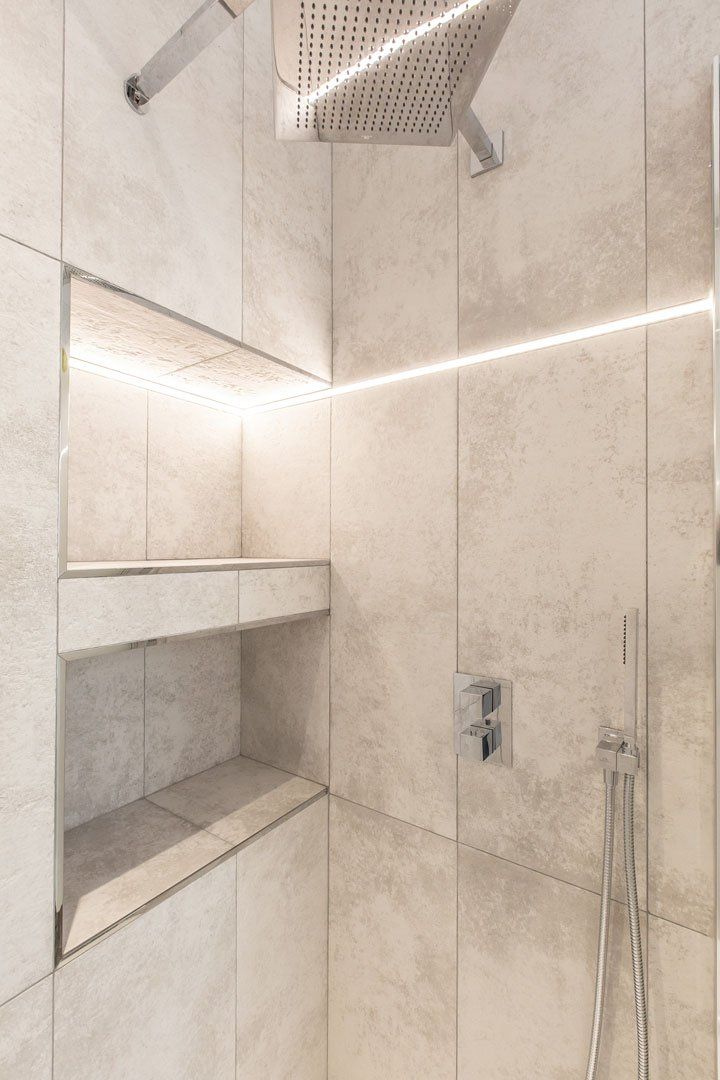 Douche italienne avec robinetterie encastrée et lumière intégrée