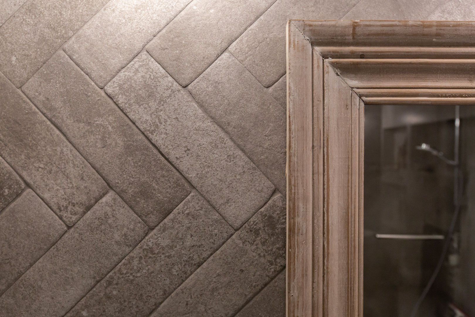 Faience grise dans salle de bain rénovée