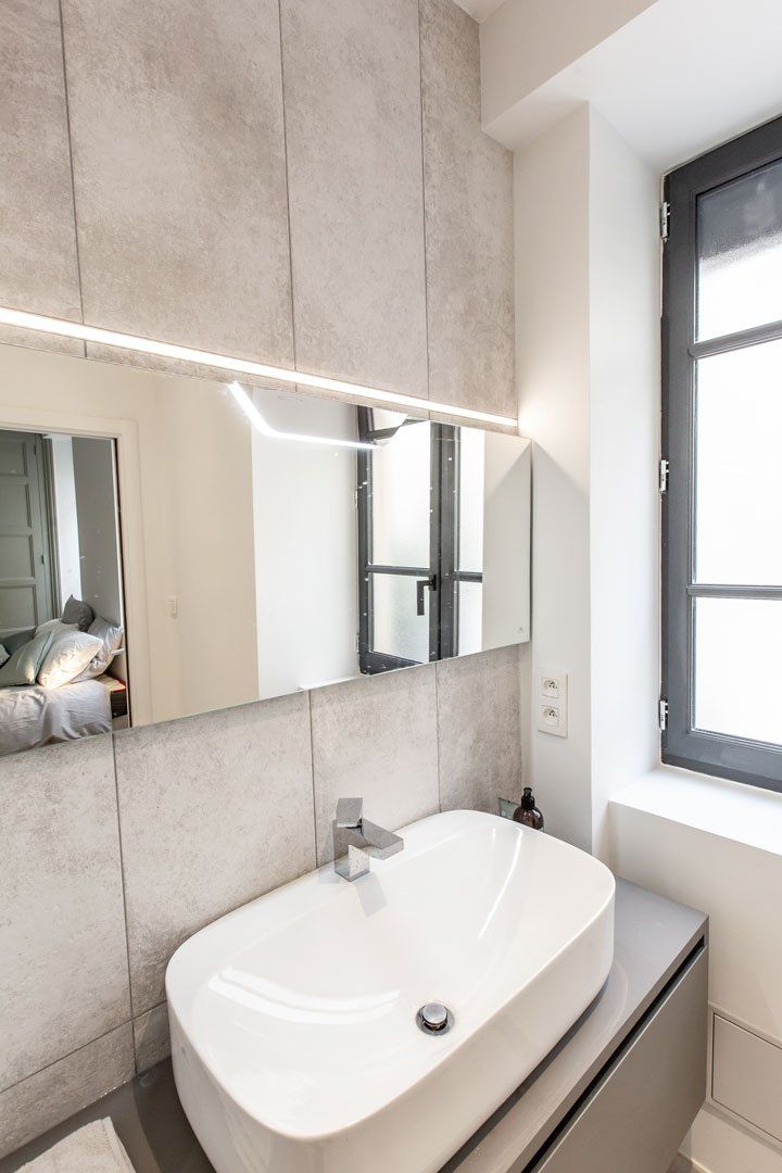 Vasque et miroir dans une salle de bain moderne