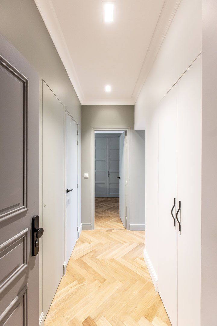 Couloir avec parquet bois chevrons et agencements sur mesure