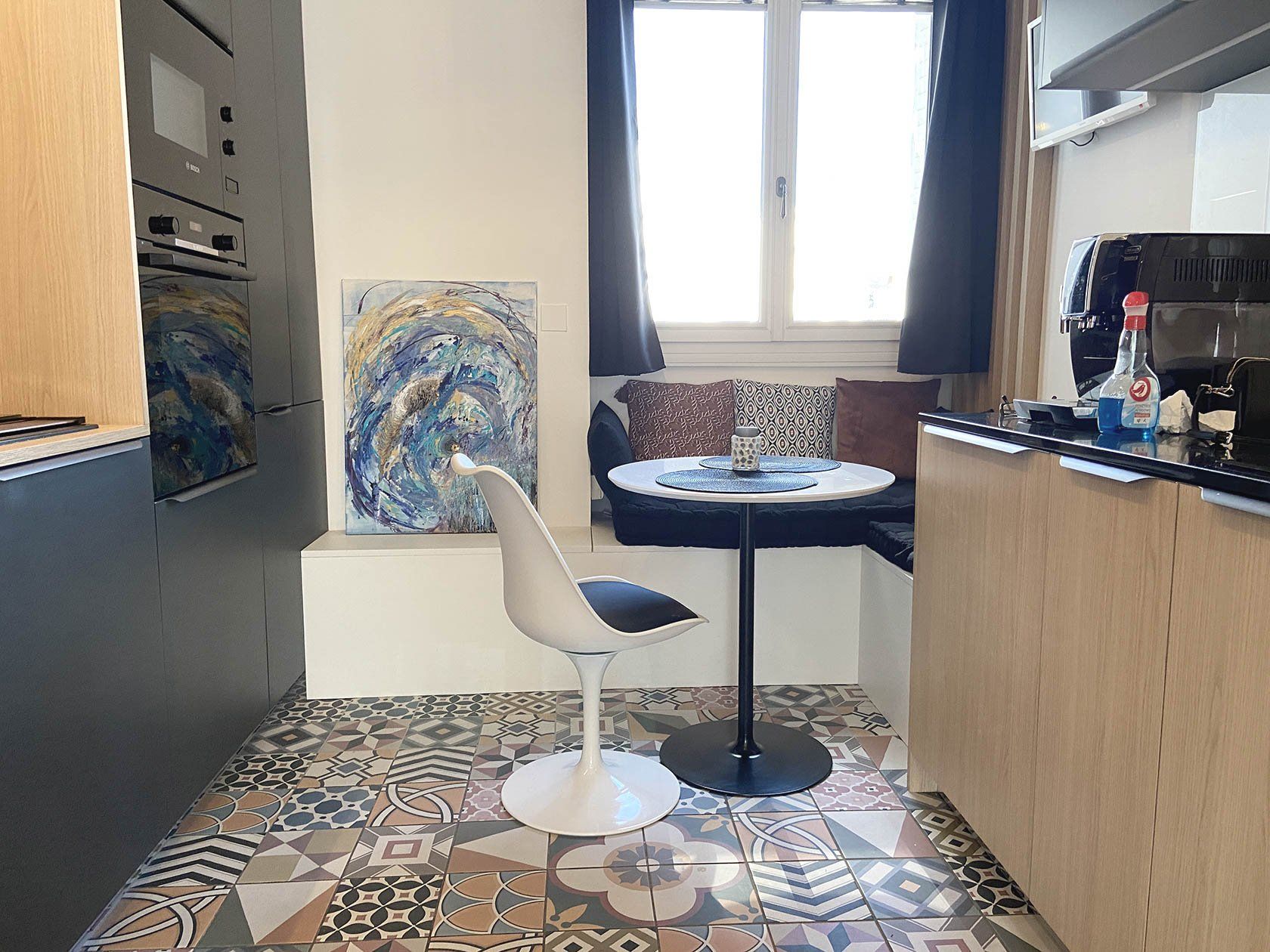 Cuisine rénovée avec table et chaise