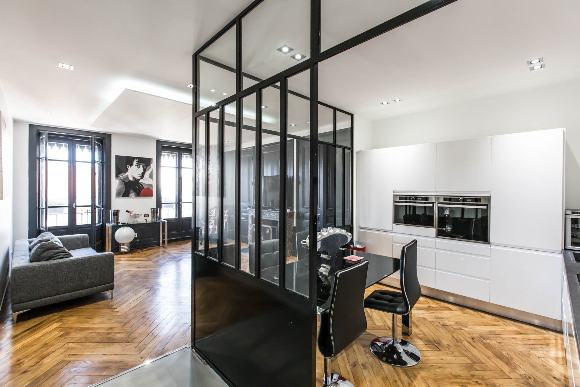 Réalisation d'une verrière sur mesure pour séparer la cuisine du salon