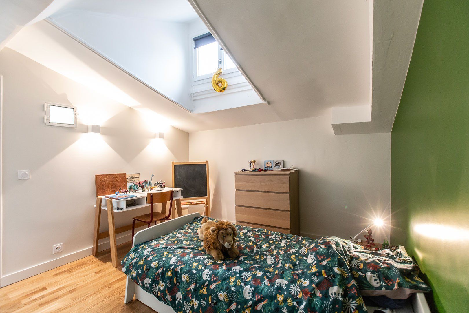 Chambre rénovée avec velux