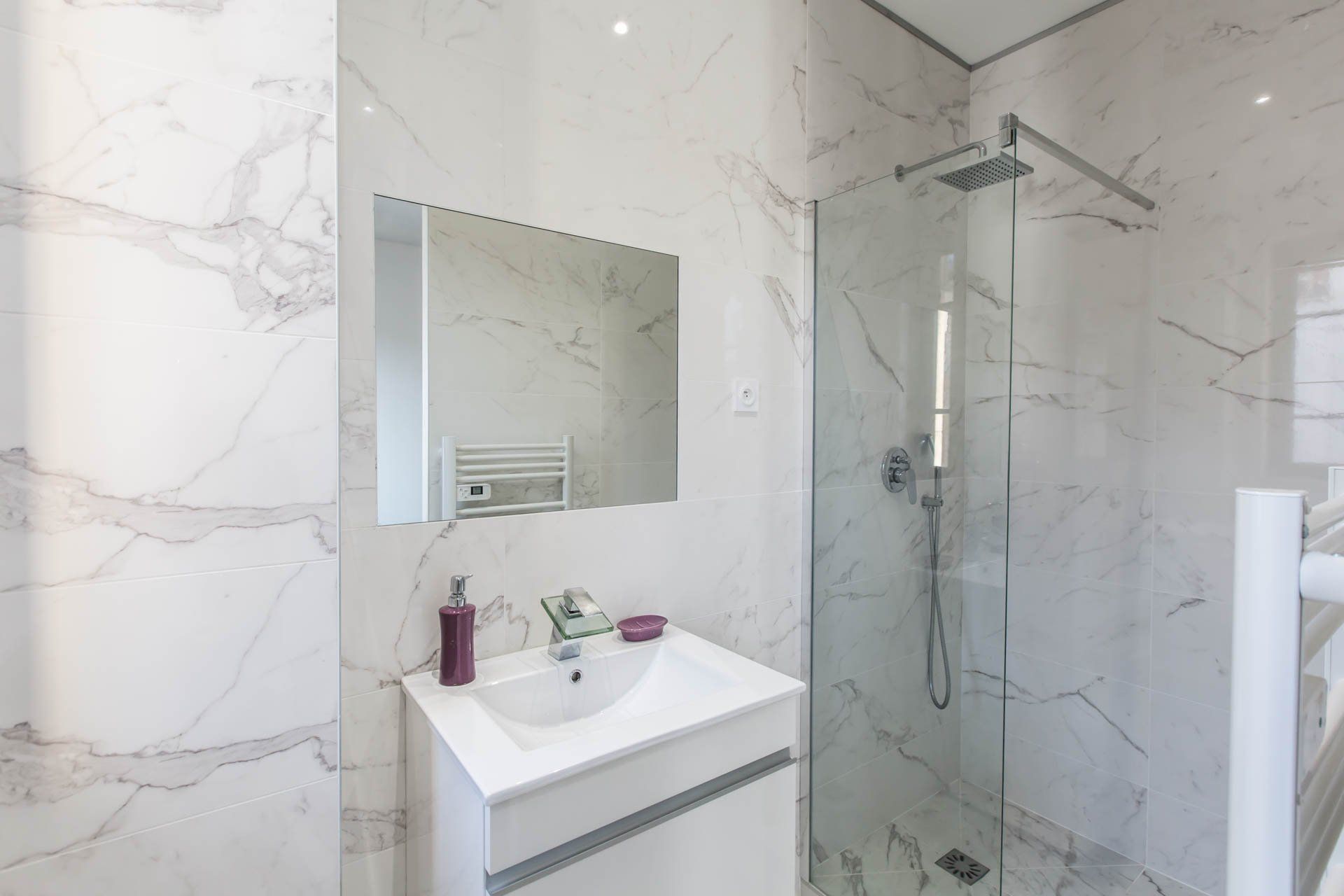 Salle de bain en marbre blanc