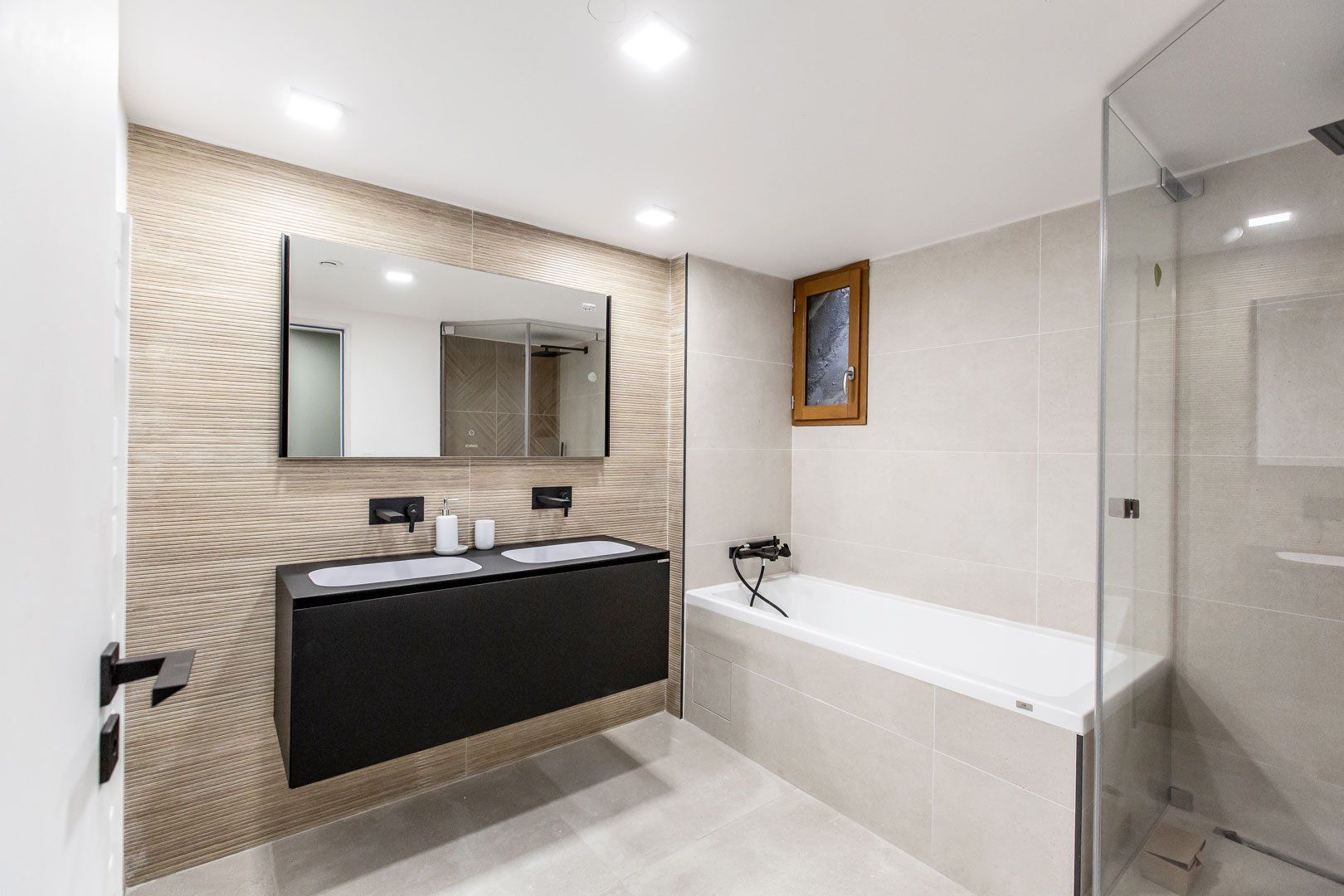 Salle de bain rénovée avec matériaux modernes