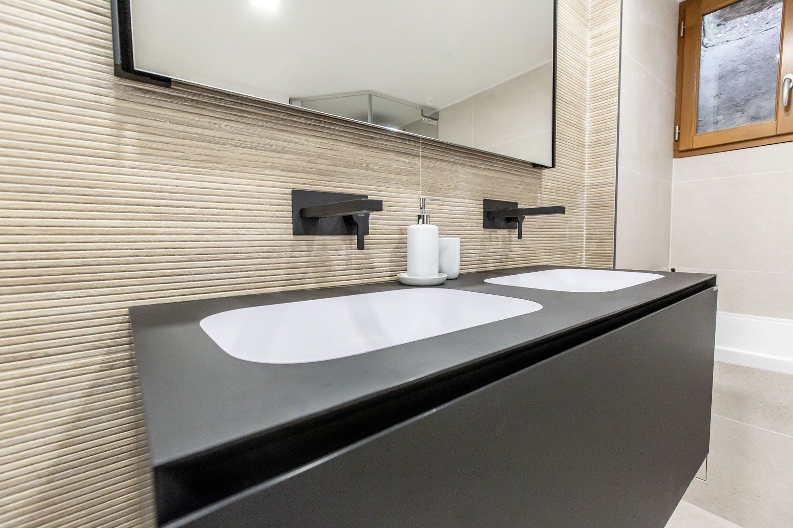 Salle de bain avec mobilier double vasque