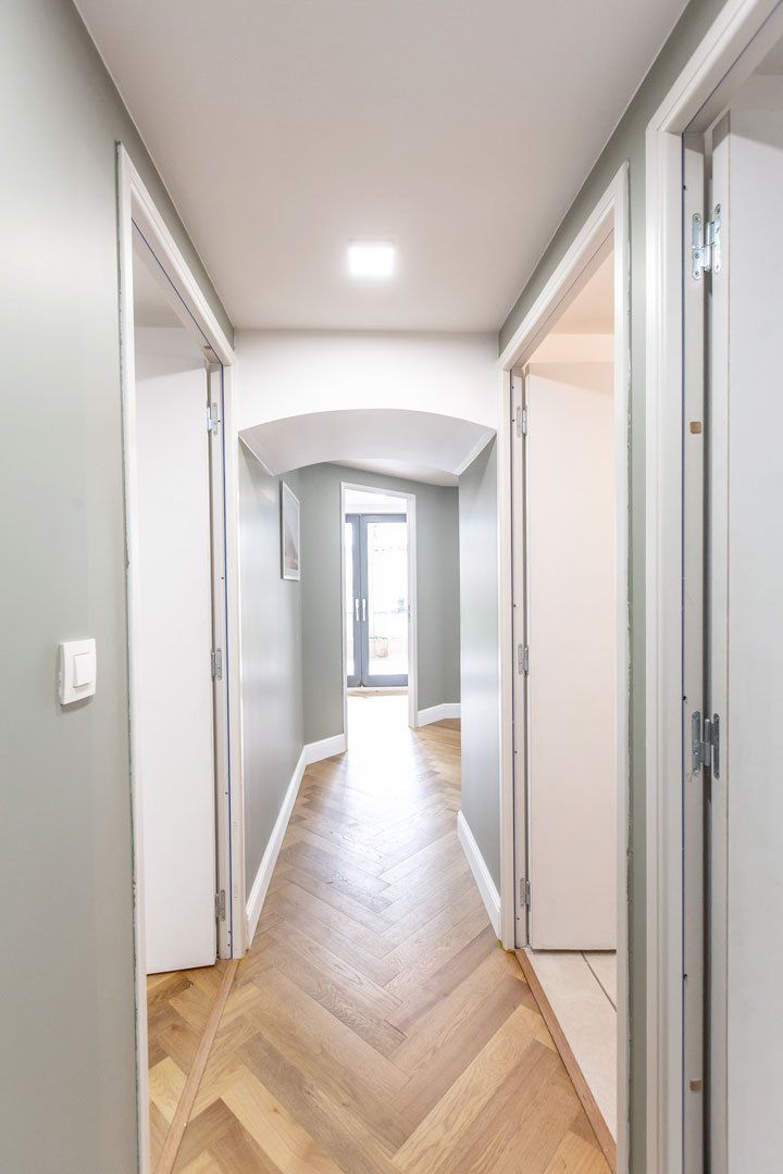 Couloir avec parquet bois rénové