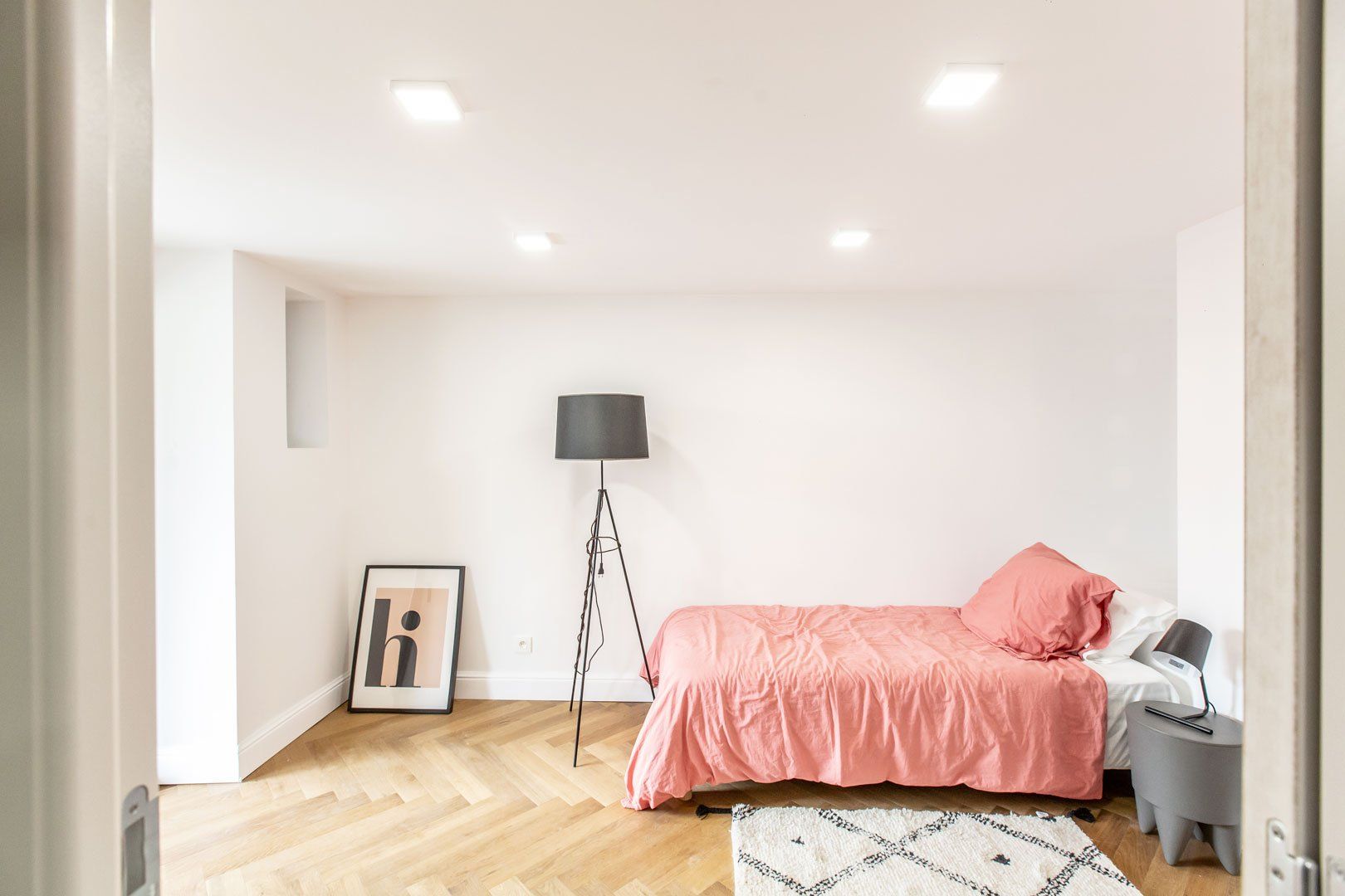 Chambre rénovée de manière moderne