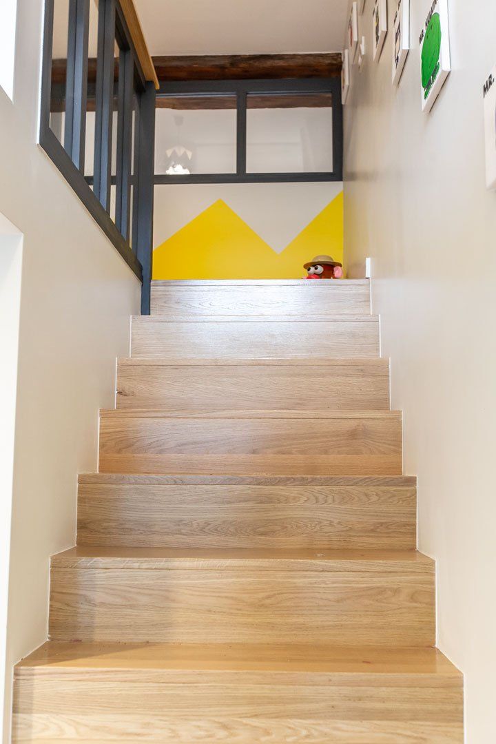 Montée d'escalier en bois