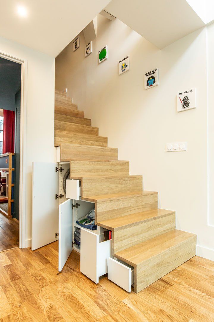 Agencement d'intérieur avec rangements sous l'escalier