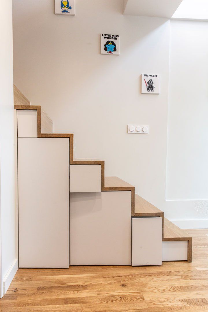 Rangements sur mesure sous l'escalier