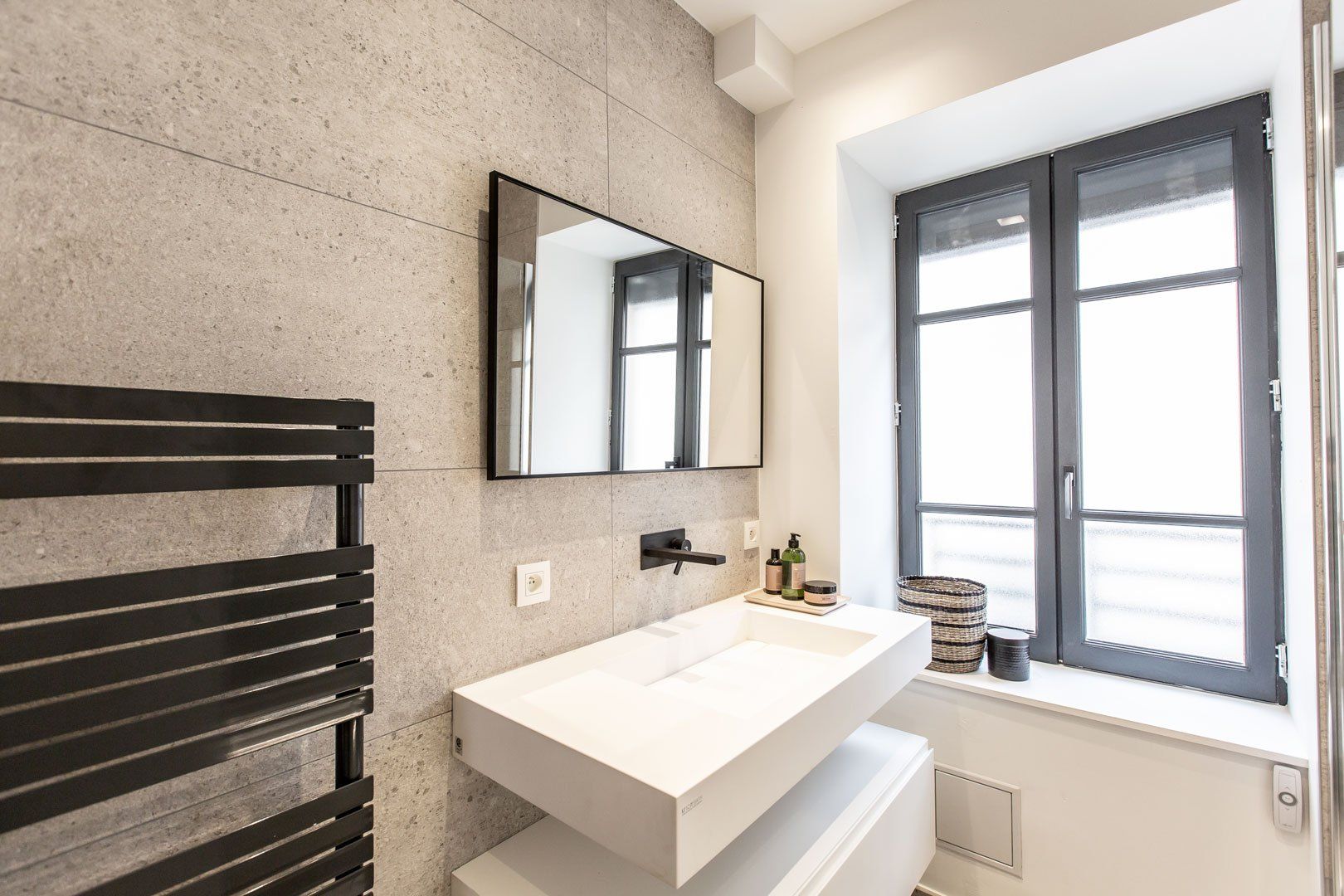 Miroir et vasque dans la salle de bain après travaux