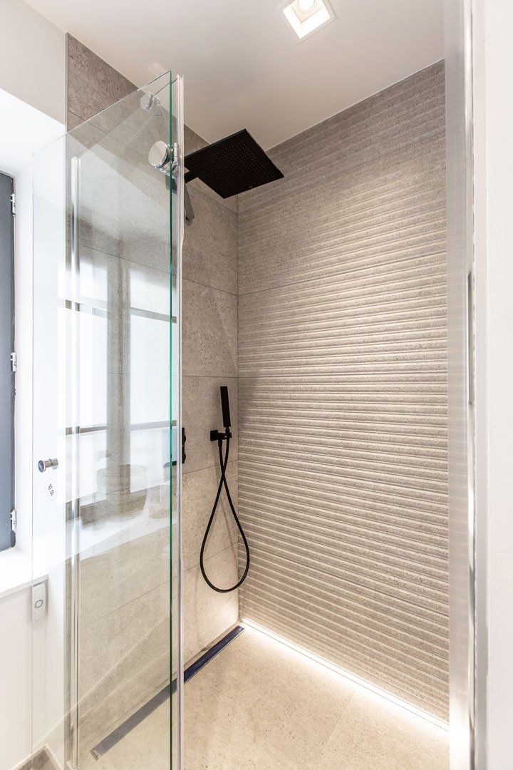 Douche italienne après rénovation et intégration d'éclairage
