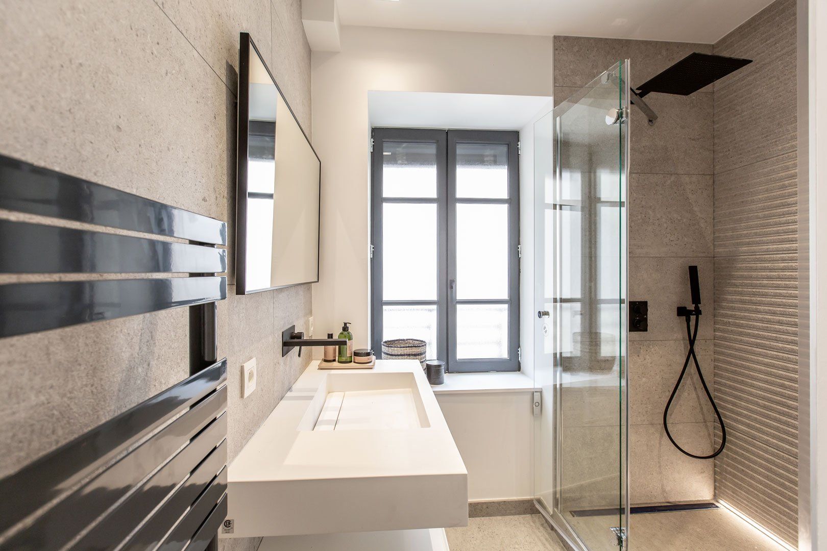 Conception d'une salle de bain avec vasque et douche italienne