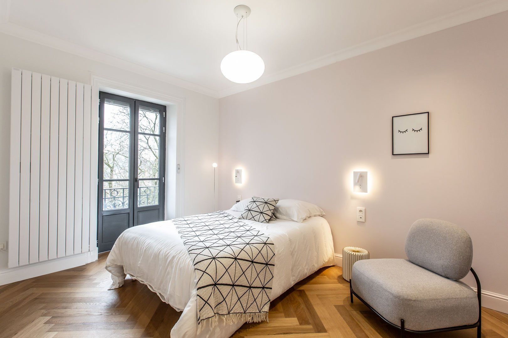 Chambre aménagée avec lit et fauteuil