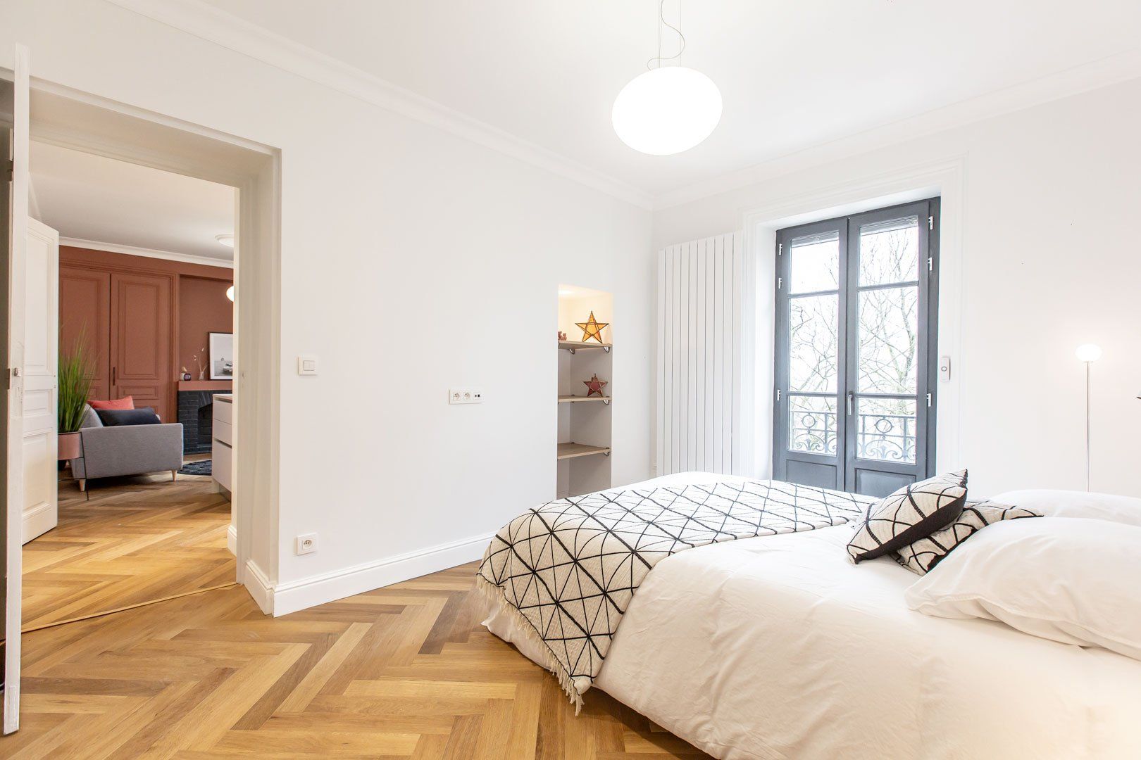 Chambre lumineuse après travaux de rénovation