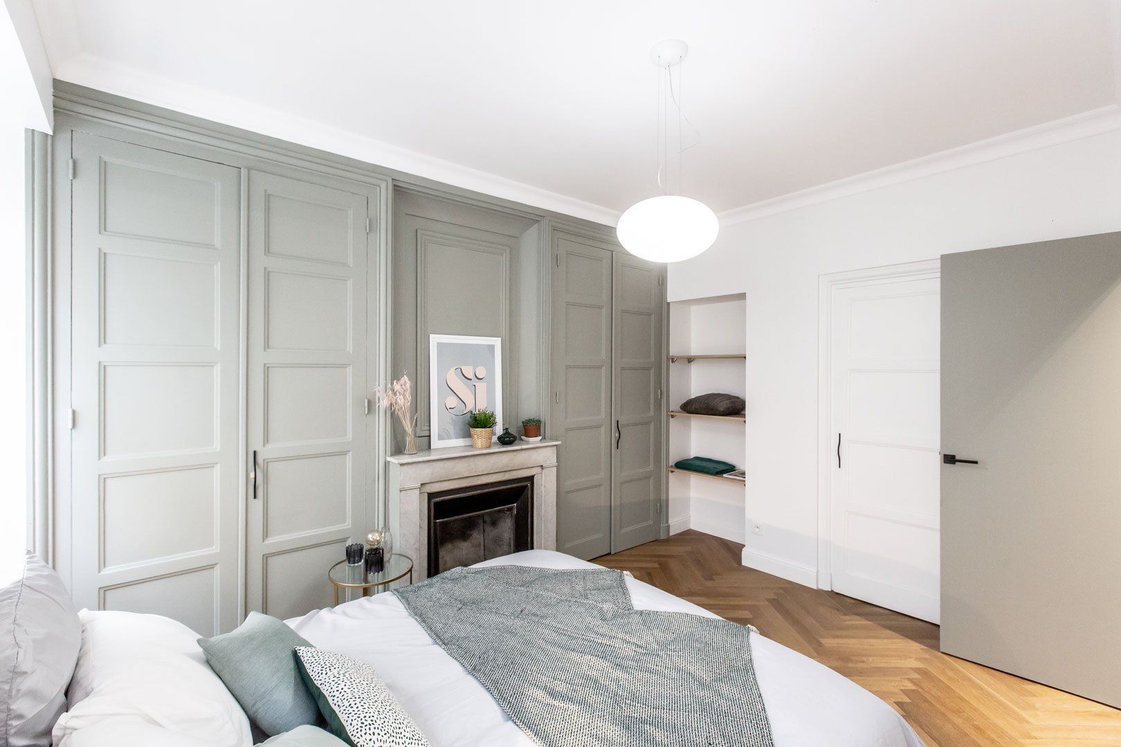Chambre avec agencement d'intérieur et étagères