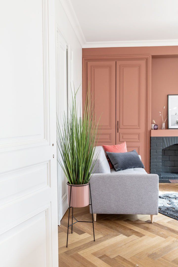 Salon avec canapé et parquet en bois