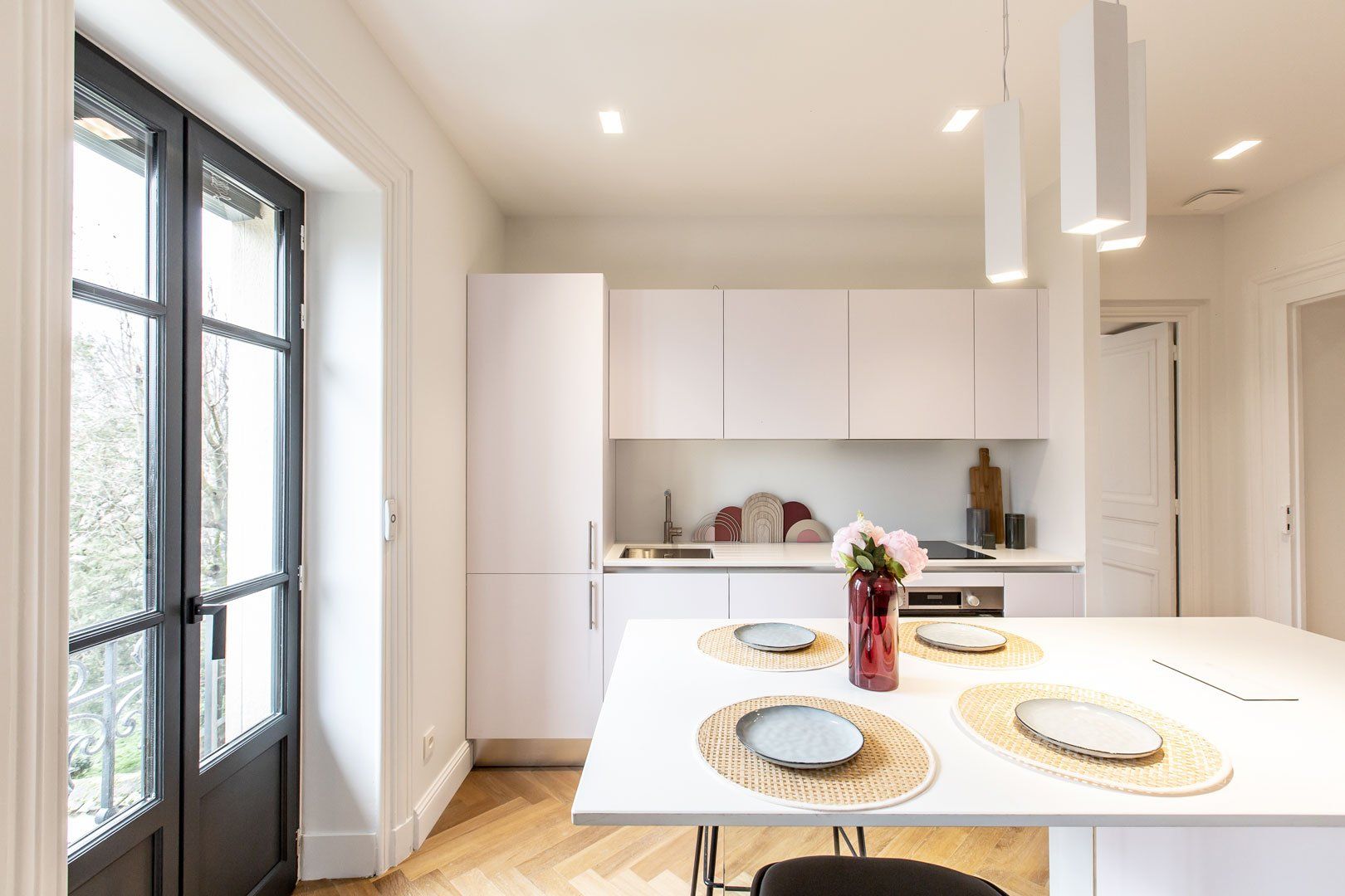 Cuisine lumineuse ouverte sur le salon