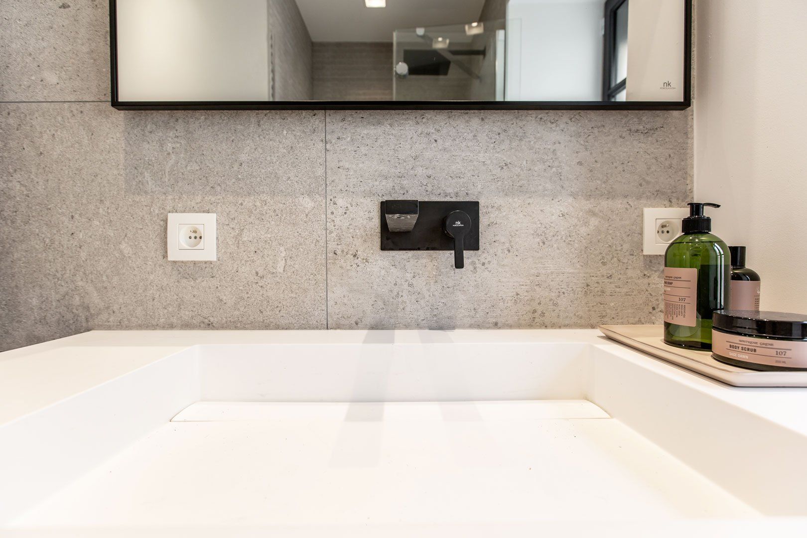 Vasque intégrée au mobilier de salle de bain conçu sur mesure