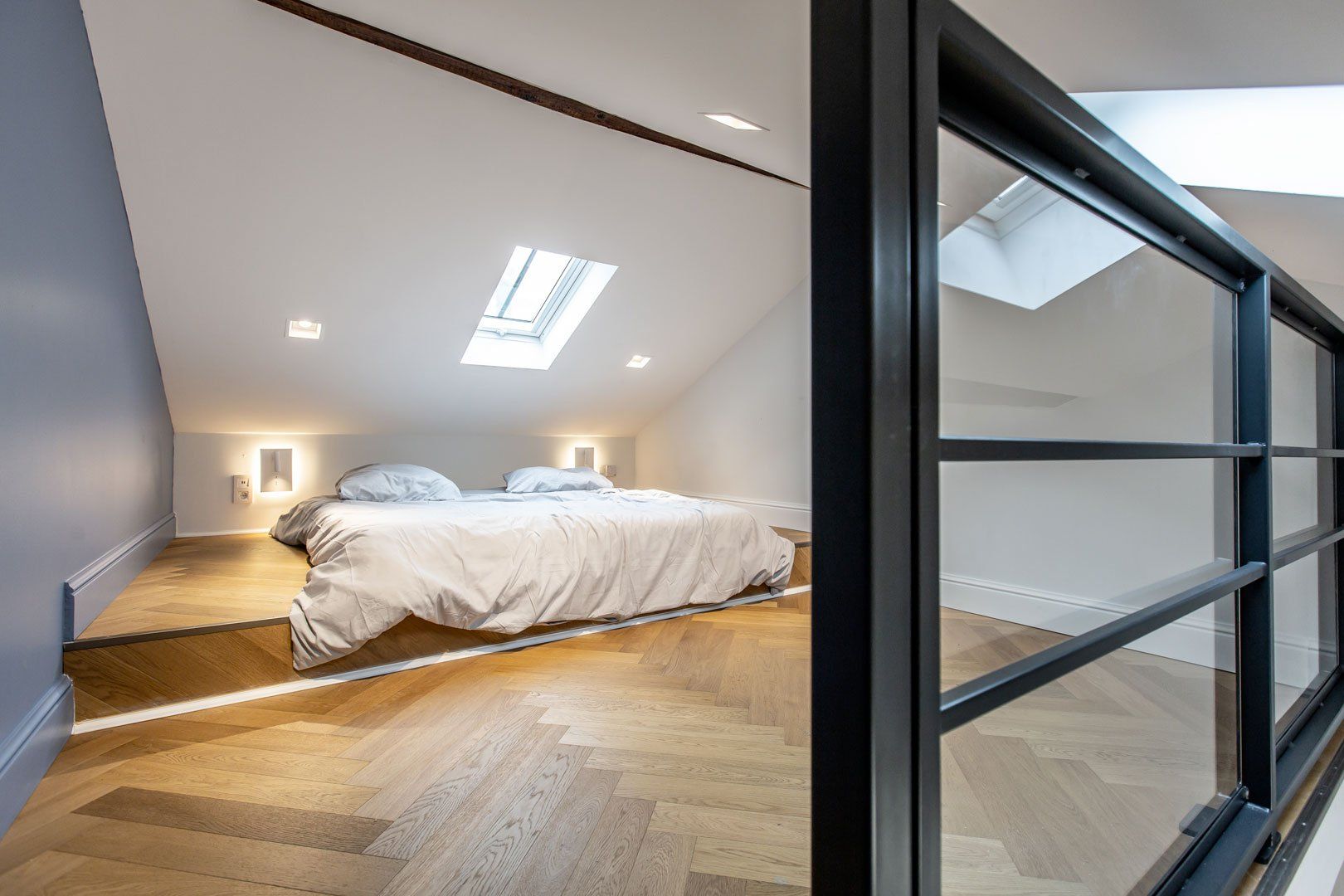 Parquet point de hongrie rénové dans une chambre avec velux