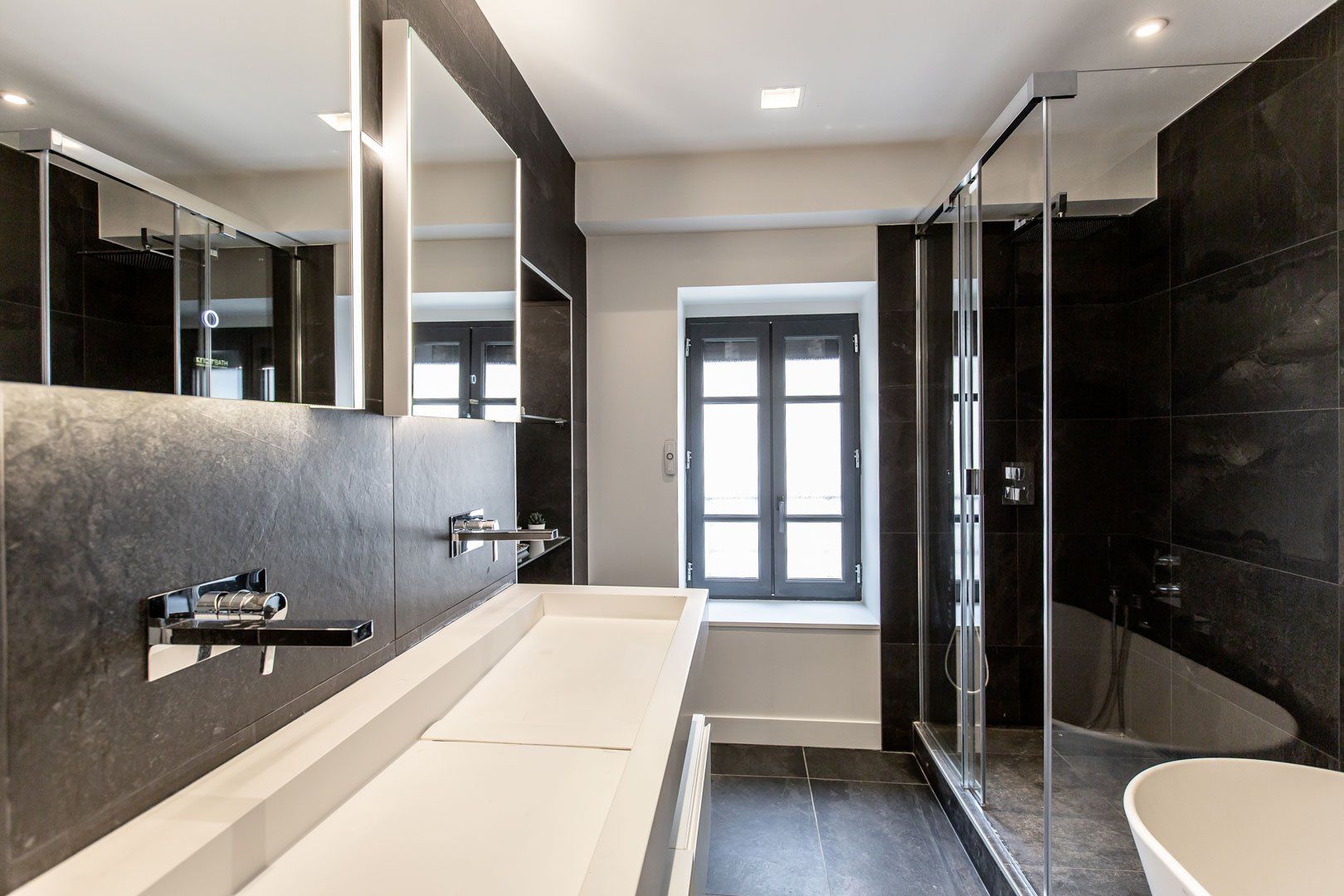 Aménagement de la salle de bain avec matériau granit