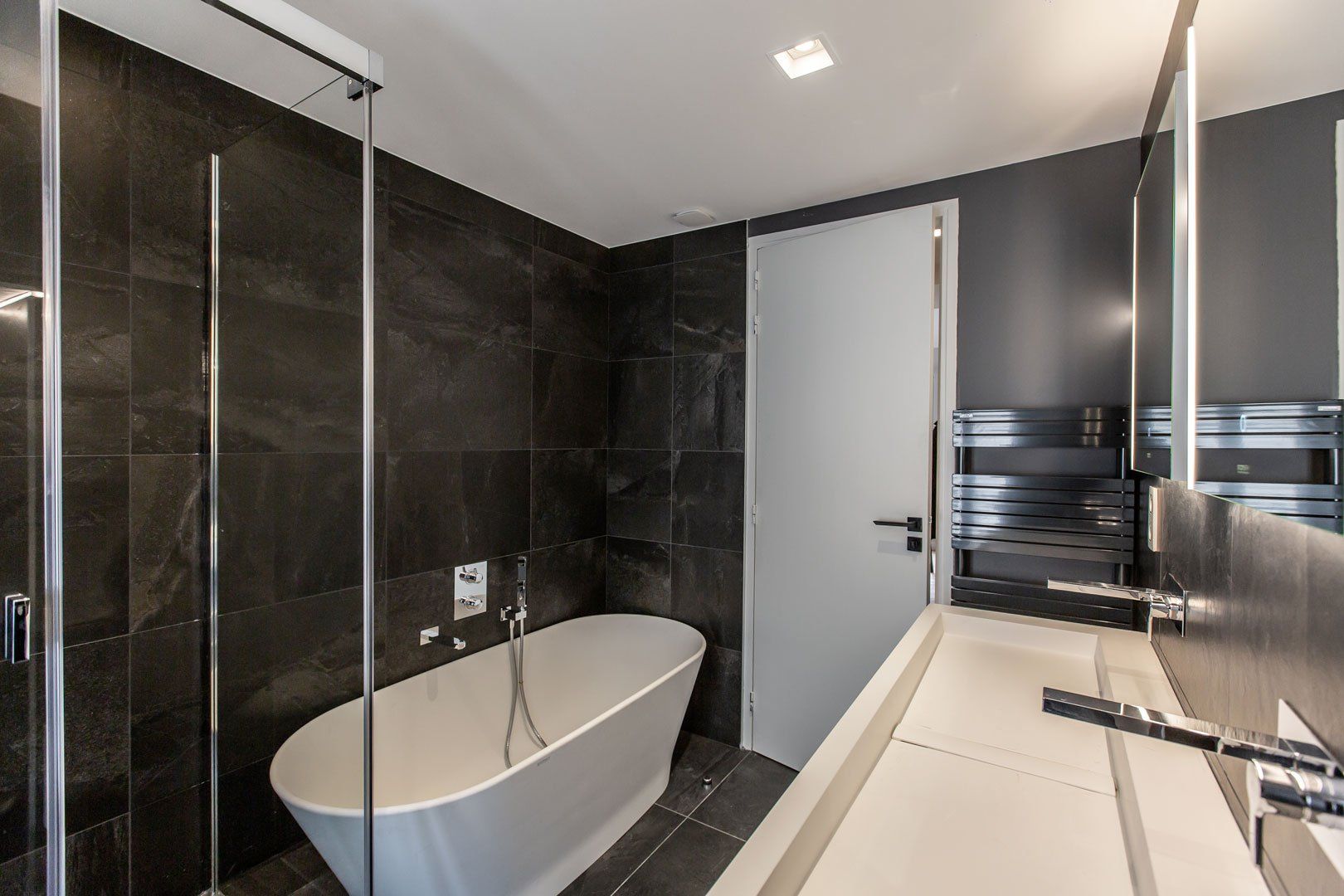 La baignoire est installée dans l'angle de la salle de bain après travaux