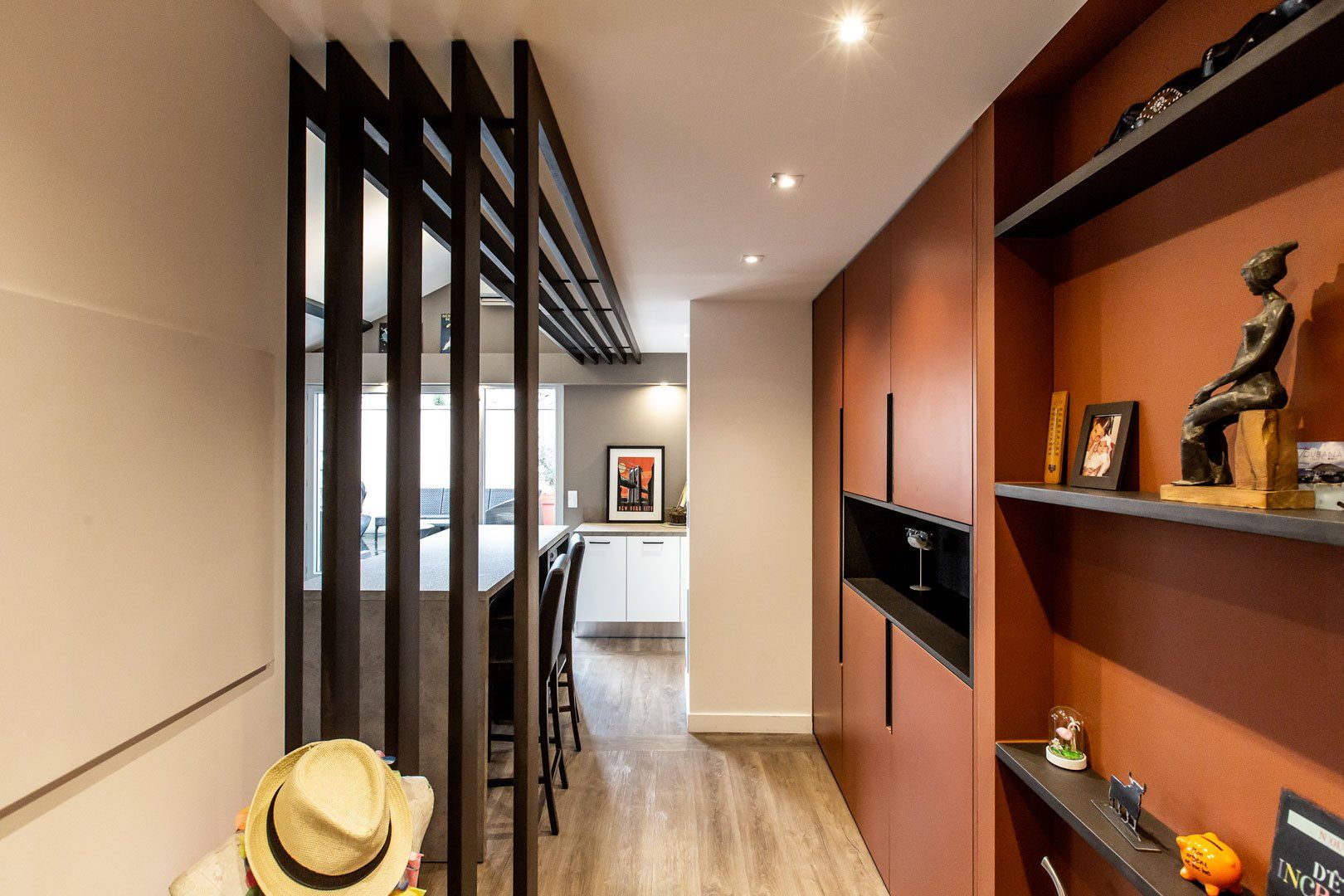 Agencement d'intérieur tons terracotta après travaux