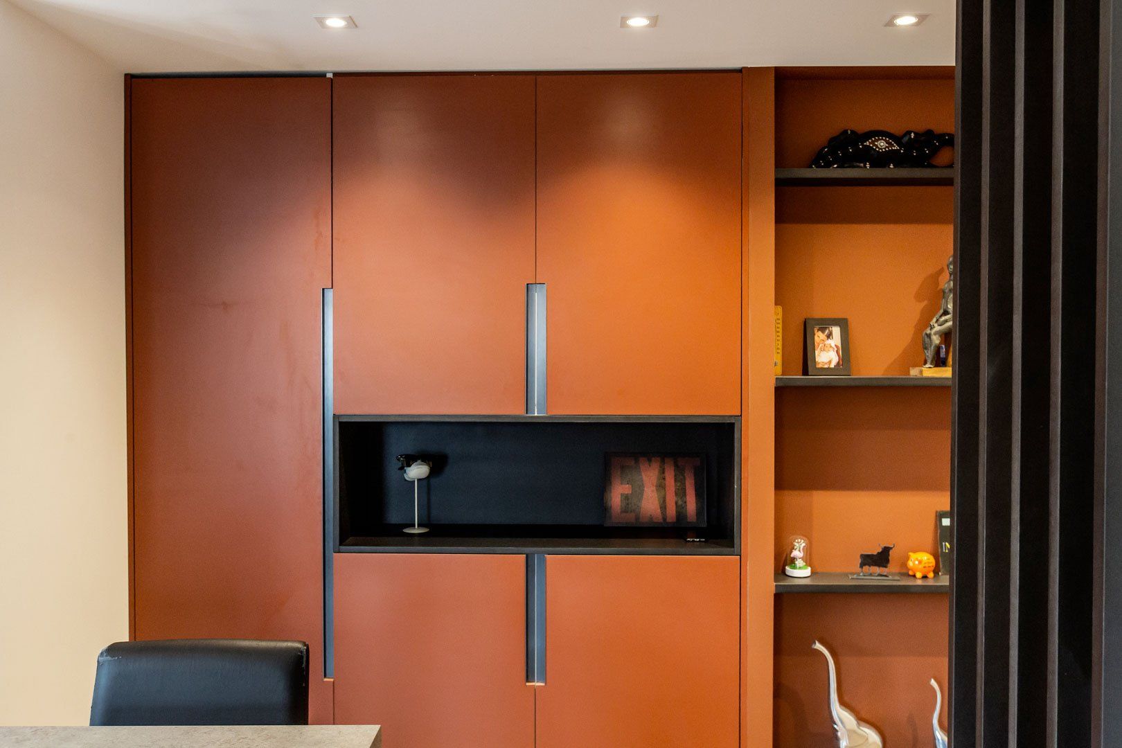 Placards sur mesure dans l'entrée d'un appartement rénové
