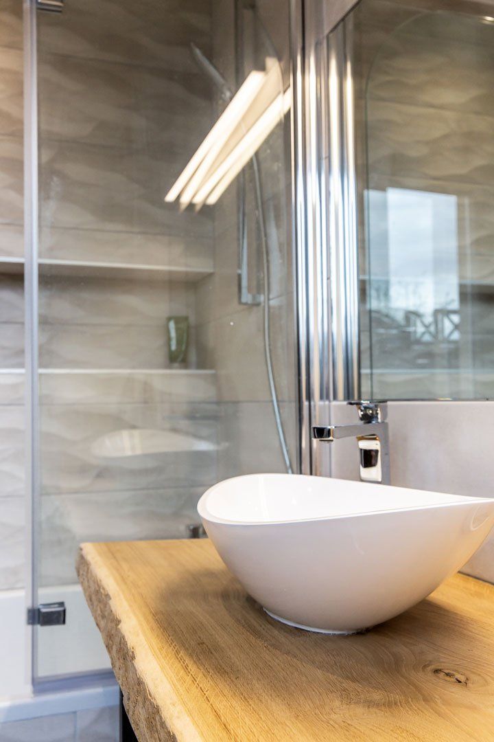 Vasque de salle de bain et douche italienne après rénovation