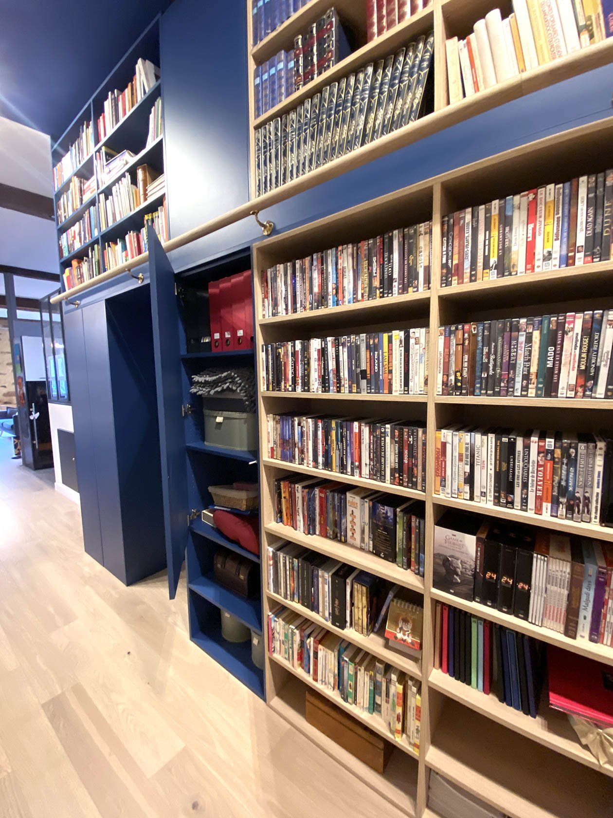 Les livres et les DVD sont rangés dans la bibliothèque sur mesure