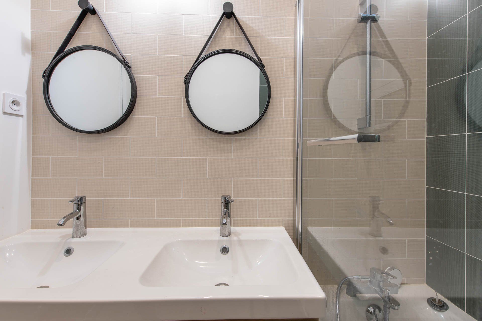Salle de bain avec crédence beige et double miroirs
