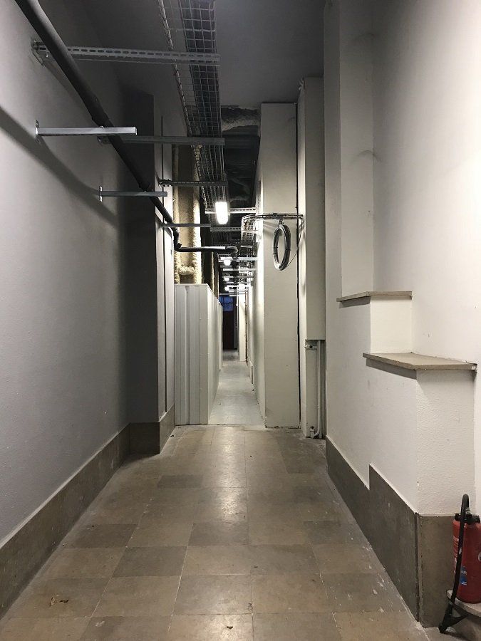 Couloir vétuste avant travaux d'aménagement