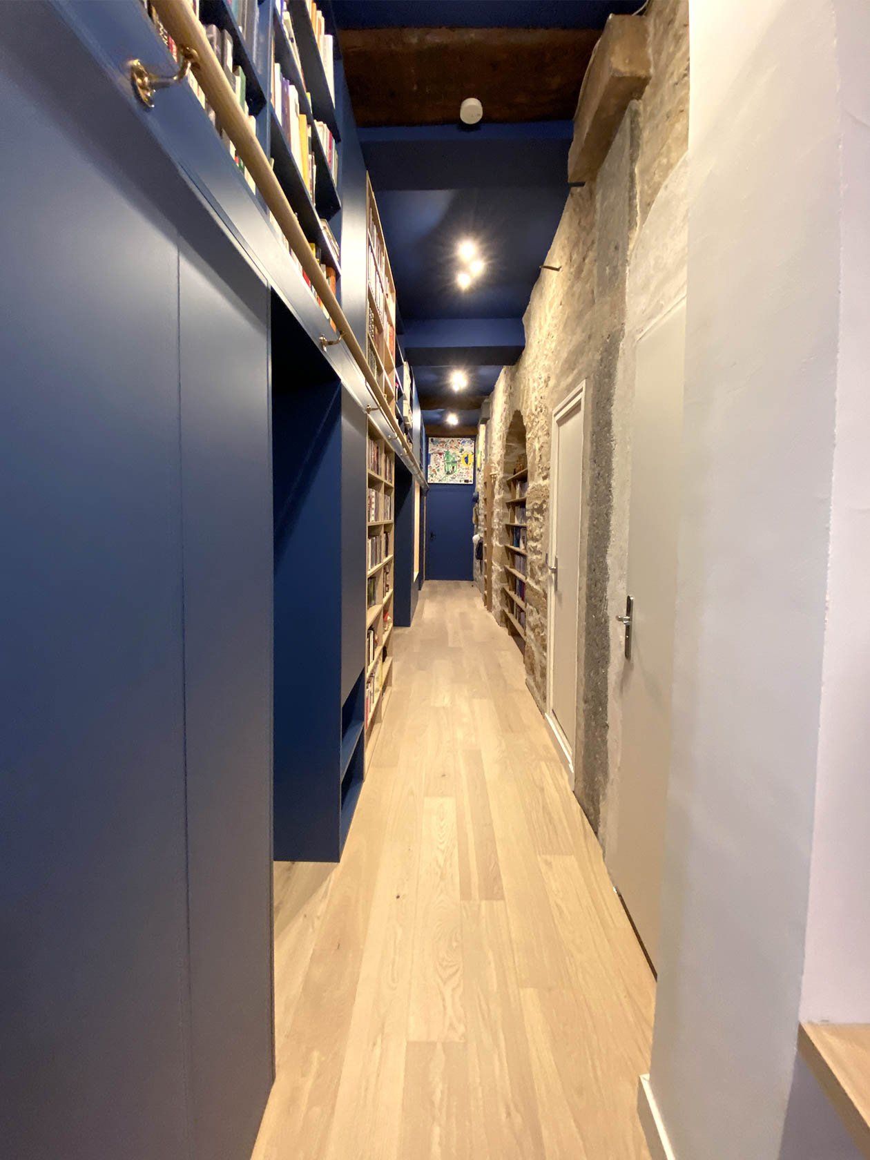 Bibliothèque bleue intégrée au couloir