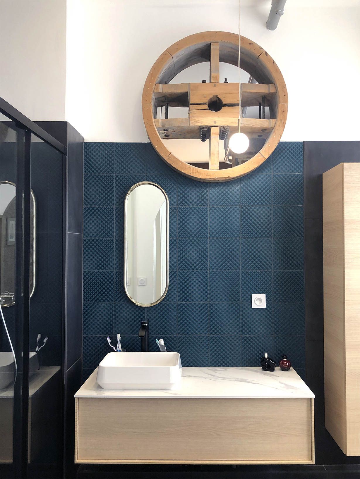 Rénovation d'une salle de bain dans les tons bleus et bois