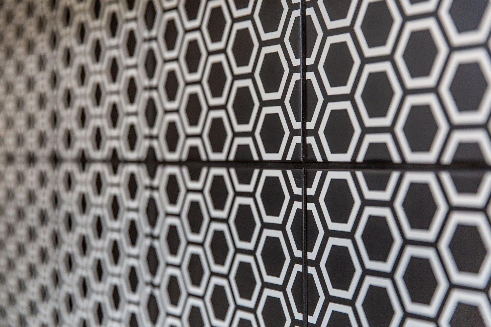 Faience effet graphique noir et blanc