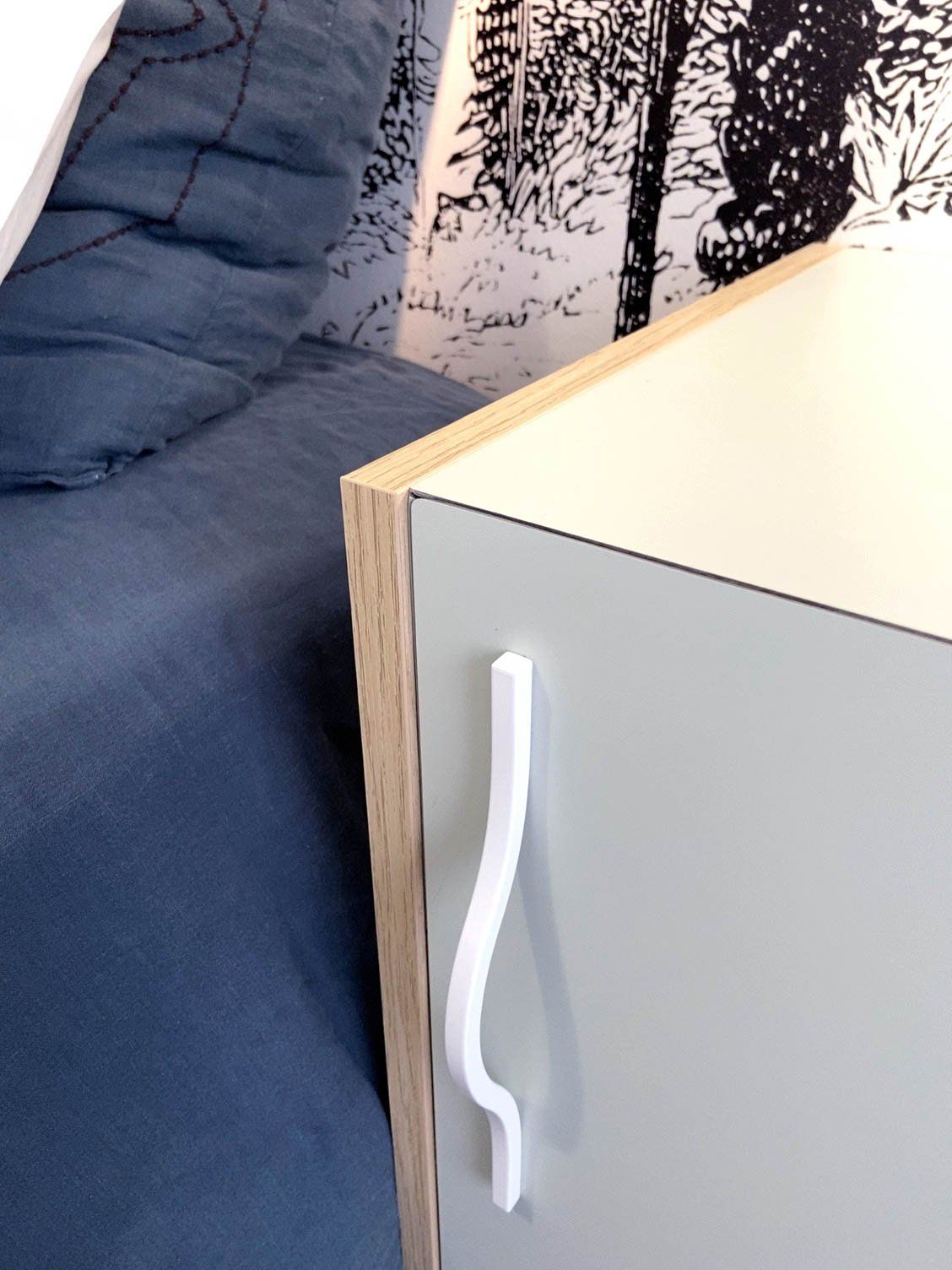Détail sur la porte du mobilier sur mesure dans la chambre