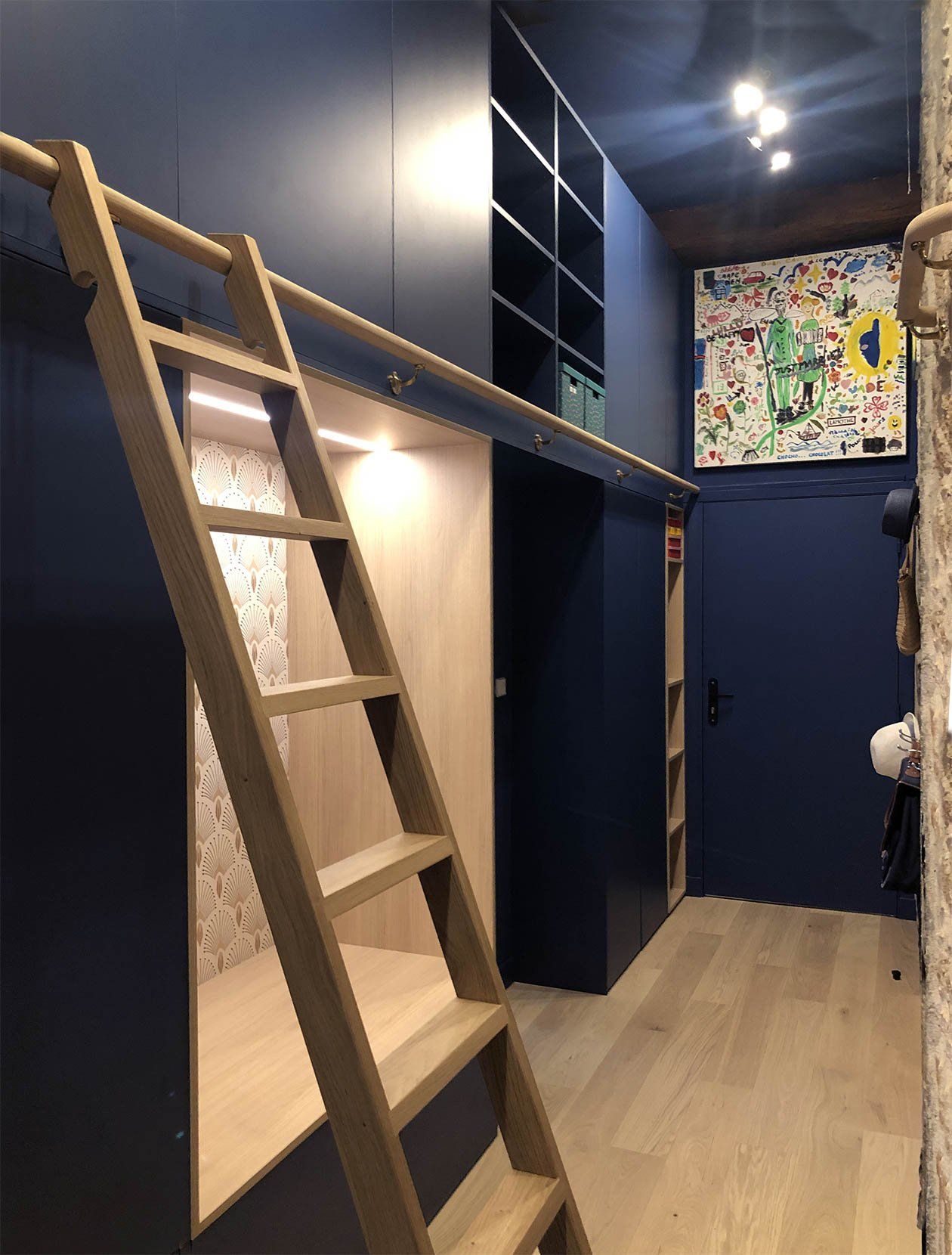 Une échelle permettant d'accéder aux rangements supérieurs