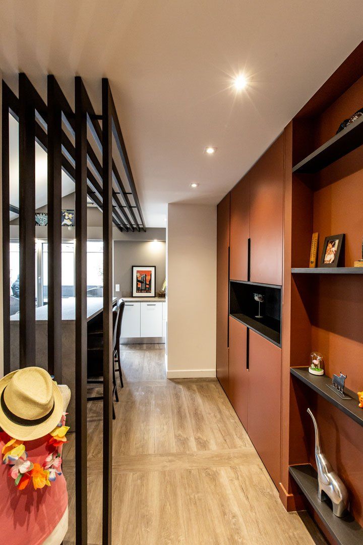 Entrée d'un appartement après travaux avec parquet bois