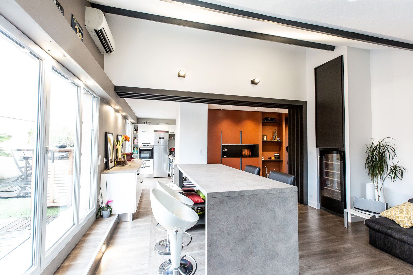 Ilot effet beton avec tabourets de bar d'un appartement à Lyon 3