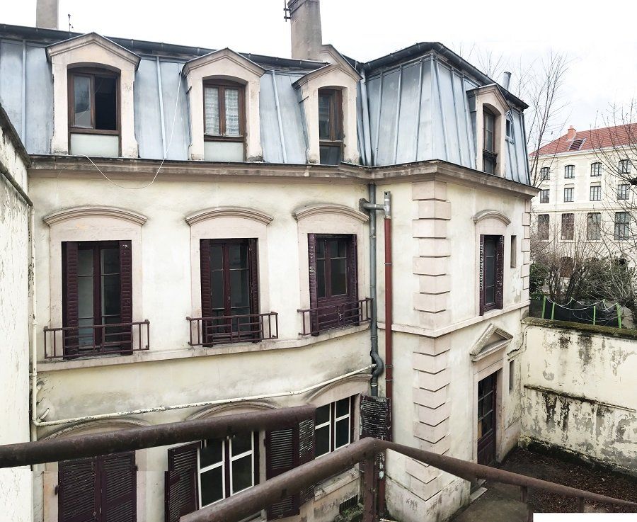Façade d'un hotel particulier à Lyon avant rénovation