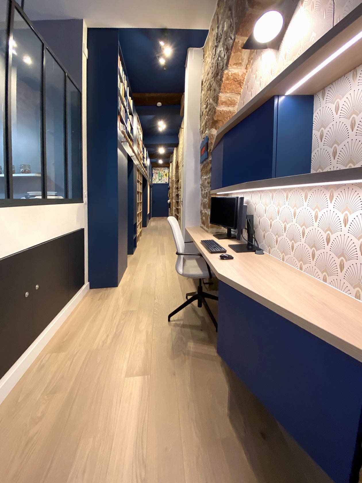 Espace bureau dans le couloir de l'appartement