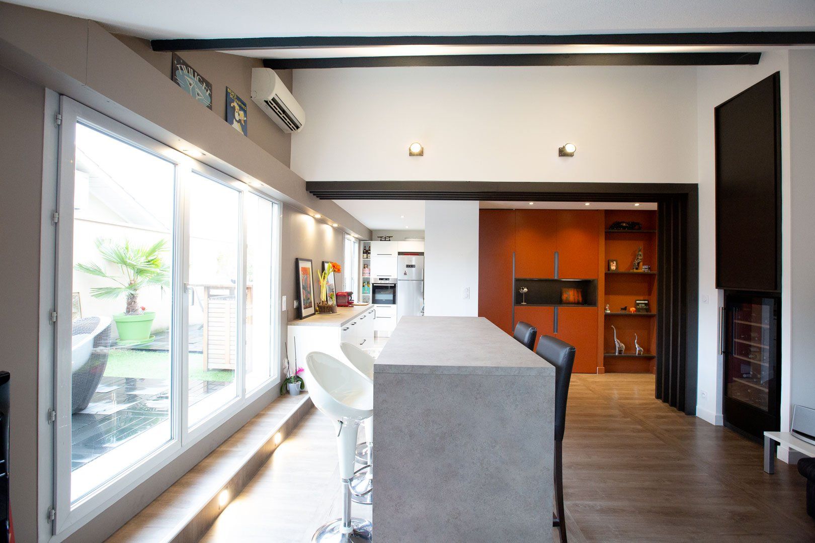 Salon après travaux avec éclairage sur mesure