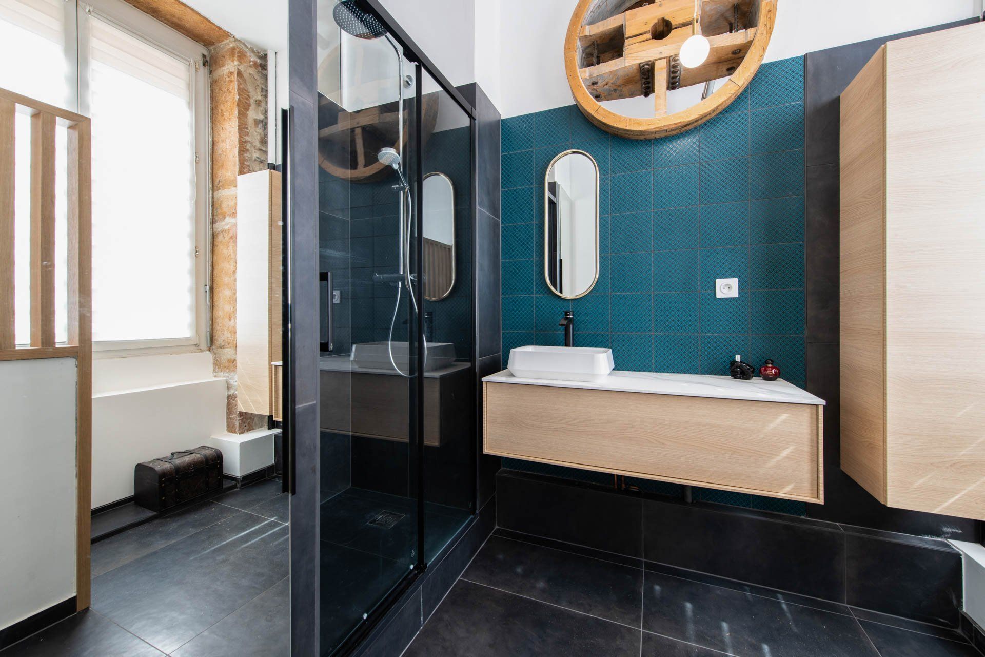 Salle de bain rénovée en vert d'eau et matériaux modernes