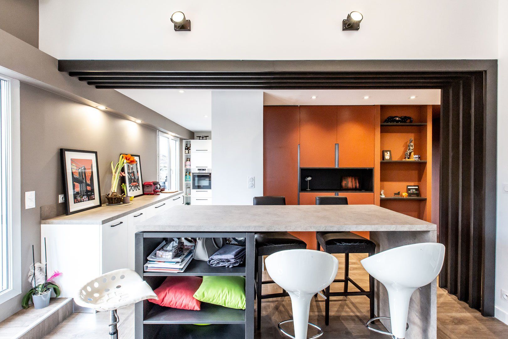 Ilot central avec tabourets de bar et agencement d'intérieur