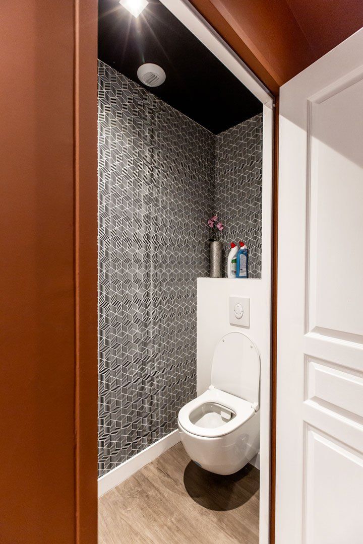 WC suspendu avec papier peint graphique