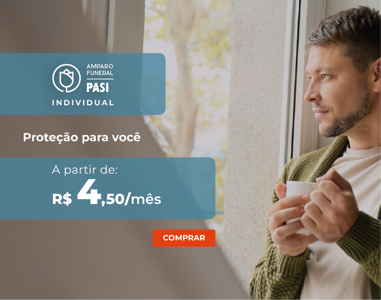 Um homem está segurando uma xícara de café e olhando pela janela.