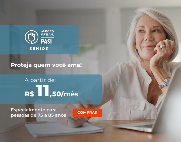 Uma mulher mais velha está sentada em uma mesa com um laptop.