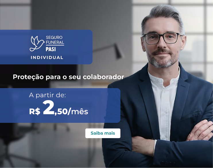 Um homem de terno e óculos está de pé com os braços cruzados.
